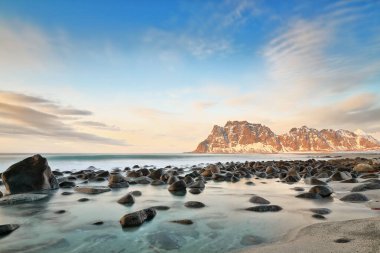 Steinsfjorden 'in N.shore' unu kaplayan Utakleiv plajı-Neward manzaralı montajlar: Medskolmen-Hogskolmen-Stirabben-Bjornskarryggan-Klovningan-Skradalstinden. Vestvagoya-Lofoten-Nordland Fylke-Norveç.