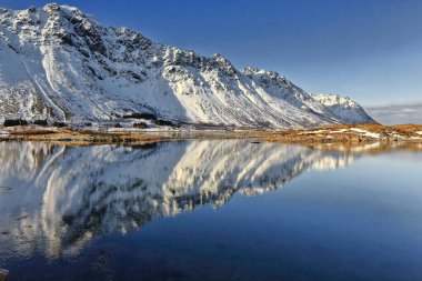 Gimsobrua köprüsü ve Gimsostraumen boğazından Austvagoya ve Gimsoya adalarını ayıran NE.e bakın. Svarttinden-Barstrandfjellet-Barstrandtinden arka planda. Vagan Kommune-Lofoten-Nordland-Norveç