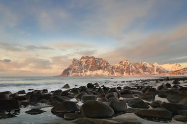 Steinsfjorden 'in N.shore' unu çevreleyen Utakleiv plajı-Neward view-mts.lining: Medskolmen-Hogskolmen-Stirabben-Bjornskarryggan-Klovningan-Skradalstinden-Saupstadtinden. Vestvagoya-Lofoten-Nordland Fylke-Norveç.