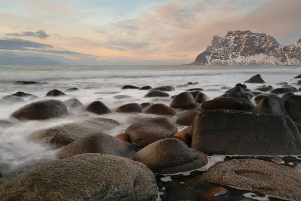 Utakleiv海滩东北背景山 位于Steinsfjorden的北岸 Medskolmen Hogskolmen Stirabben 海浪冲破了岸边的巨石 Vestvagoya Lofoten Nordland Fylke — 图库照片