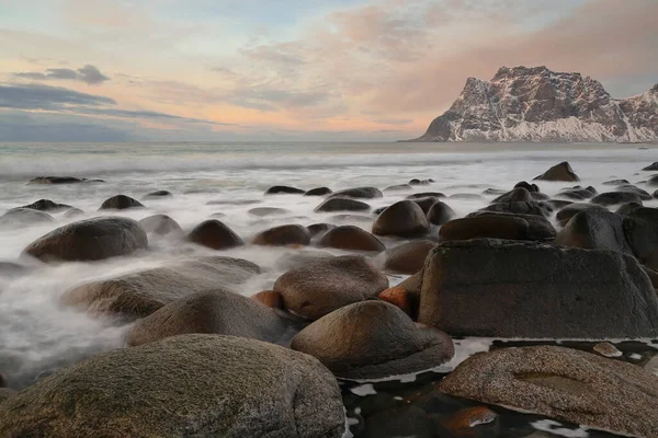 Utakleiv Παραλία Northeastward Άποψη Υπόβαθρο Mounts Επένδυση Της Shore Του — Φωτογραφία Αρχείου