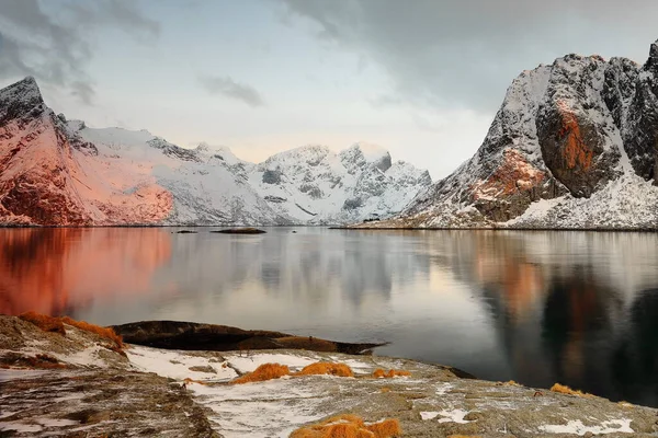 Reddish Χάραμα Θέα Στο Από Νησί Toppoya Πάνω Reinefjorden Kobbskjeret — Φωτογραφία Αρχείου