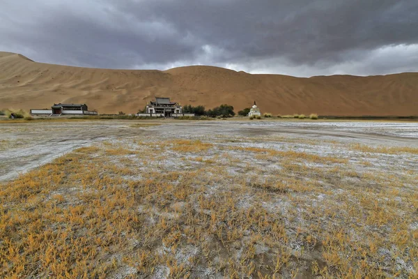 Lago Sumu Jaran Entre Las Dunas Del Desierto Badain Jaran — Foto de Stock