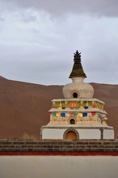巴丹贾兰寺建筑群内的一座白色小塔位于苏木贾兰湖旁边 位于高大的梅花脚下 Badain Jaran Badanjilin Shamo Mysterious Lakes Desert Alxa — 图库照片