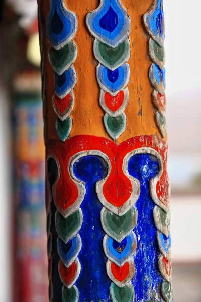 Detail Motley Ornate Finely Woodcarved Polychrome Column Supporting Horizontal Beams — Stock Photo, Image