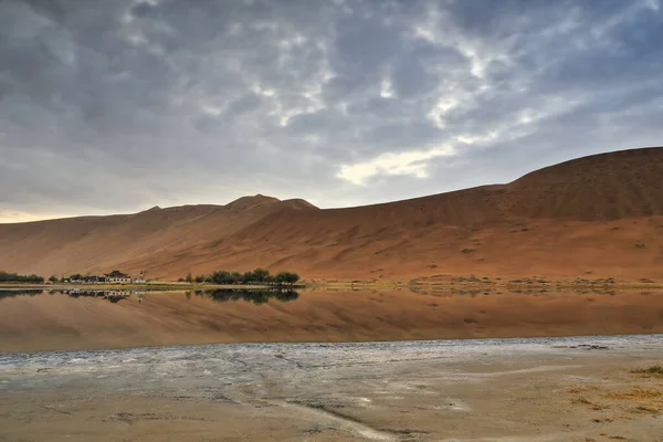 Lago Sumu Jaran Templo Del Desierto Badain Jaran Pie Las — Foto de Stock