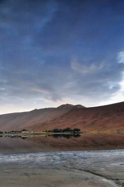 Lago Sumu Jaran Templo Del Desierto Badain Jaran Pie Las — Foto de Stock