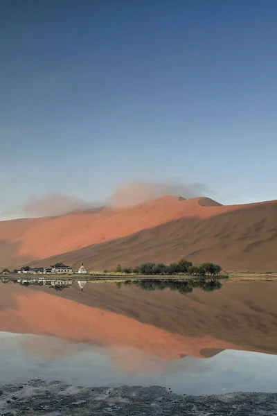 Sumu Jaran Lake Badain Jaran Desert Temple Podnóża Piaszczystych Megadunes — Zdjęcie stockowe