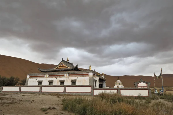 Templo Badain Jaran Com Seu Pequeno Pagode Branco Lado Lago — Fotografia de Stock