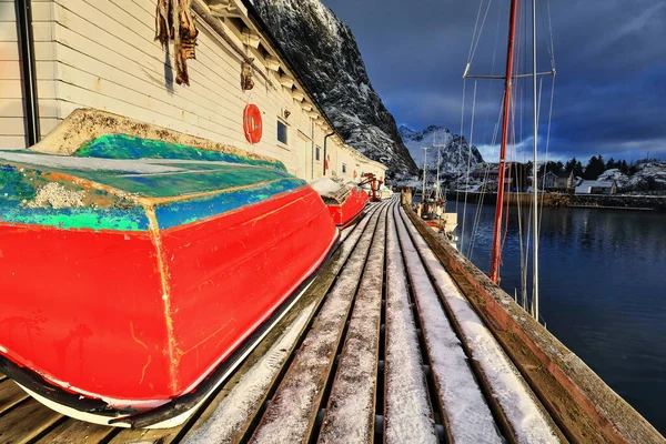 Pequenos Barcos Pesca Vermelho Verde Colocados Terra Lado Armazéns Madeira — Fotografia de Stock