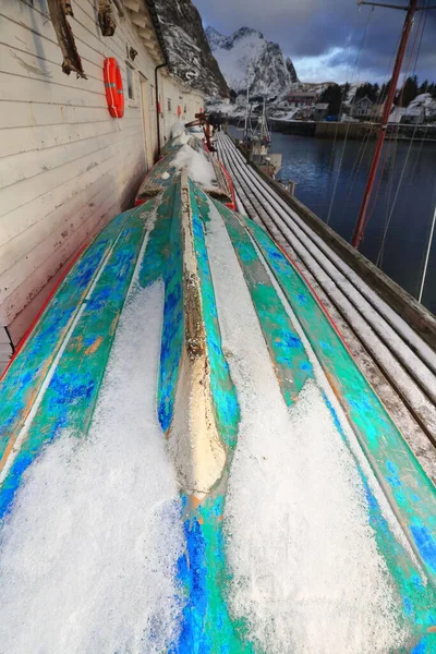Маленькие Красно Зеленые Рыбацкие Лодки Высадились Берег Рядом Белыми Деревянными — стоковое фото