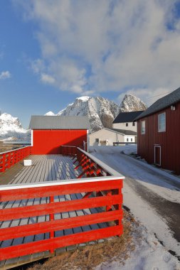 Olenilsoya adasından Vorfjorden çevresindeki kırmızı balıkçı kulübelerine Austervasstinden-Molhogtinden-Lilandstinden-Festhaeltinden, Reine-Lofoten-Nordland-Norveç.