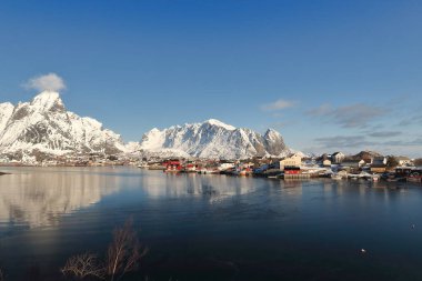 Reinefjorden: Rostadtinden-Olstinden-Klokktinden-Lilandstinden-Festhaeltinden üzerine Reinevagen-Gulf Gravdalsbukta-körfezi üzerinden N- ward view. Reine-Lofoten-Nordland-Norveç