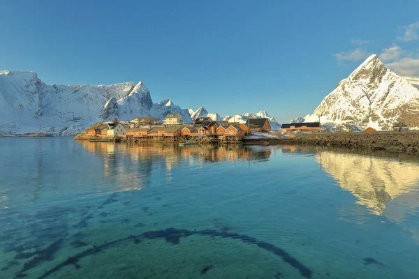 Waarts Zicht Van Olenilsoya Naar Sakrisoya Rorbuer Bergen Austerdalsfjellet Veinestinden — Stockfoto