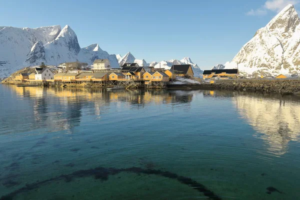 Vue Vers Ouest Île Olenilsoya Rorbuer Touristique Sakrisoya Monte Veinestinden — Photo