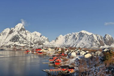 Reinefjorden: Rostadtinden-Olstinden-Klokktinden-Lilandstinden-Festhaeltinden üzerine Reinevagen-Gulf Gravdalsbukta-körfezi üzerinden N- ward view. Reine-Lofoten-Nordland-Norveç