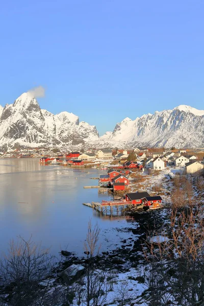 从Reinehalsen Isthmus俯瞰Reinevagen Gulf的Gravdalsbukta湾到Reinefjorden周围的山脉 Rostadtinden Olstinden Kloktinden Lilandstinden Reine Lofoten Nordland — 图库照片