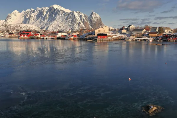 从Reinehalsen地峡向东北俯瞰Reinevagen Gulf的Gravdalsbukta湾至村庄 并围绕Reinefjorden Lilandstinden Festhaeltinden周围的山脉 Reine Lofoten Nordland Norway — 图库照片