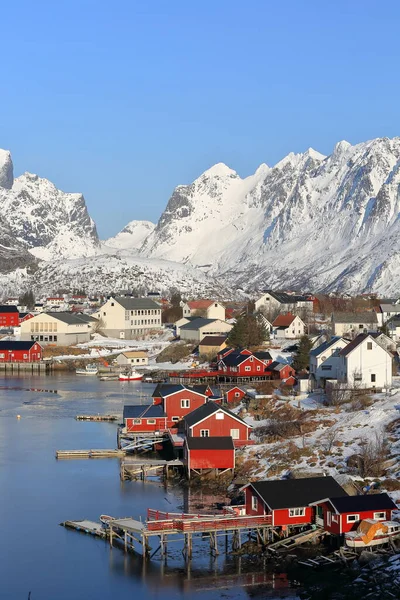 从Reinehalsen Isthmus俯瞰Reinevagen Gulf的Gravdalsbukta湾至Reinefjorden上方的山脉 Kloktinden Austervasstinden Molhogtinden Lilandstinden Reine Lofoten Nordland — 图库照片