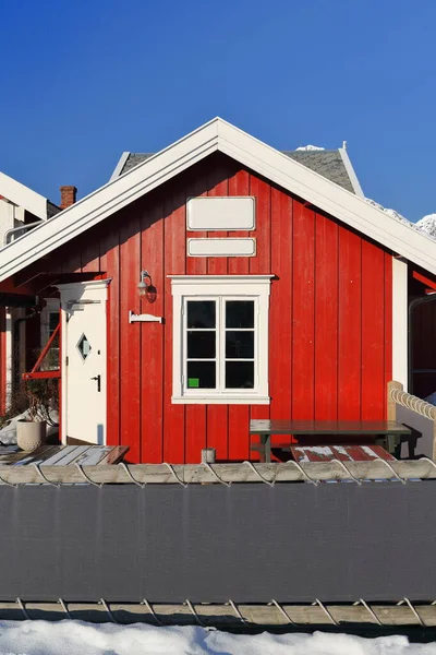観光客のための赤い木製のコテージやロルブ一度伝統的な季節の釣り小屋では 屋外のテーブルやベンチでシーズン中に空いている閉じられた切り抜きを使用しています Reine Moskenesoya Loften Nordland Norway — ストック写真