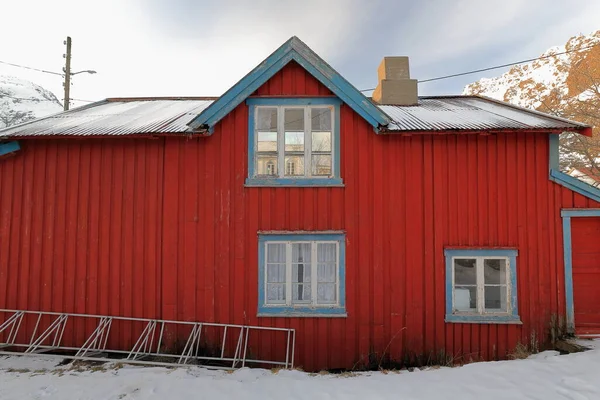 Iロフトテン村 E10ルートの端でシーズン外のための音楽的な使用のための赤いロブ一度伝統的な季節の釣り小屋 Nowの後部側 Sorvagen モスケノヤ ノルウェー Filke Norland — ストック写真