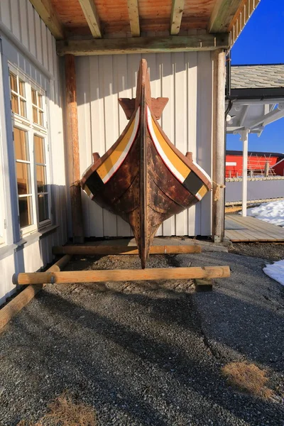 Přední Polovina Přídě Starého Dřevěného Rybářského Člunu Dřevěných Kolečkách Zapuštěných — Stock fotografie