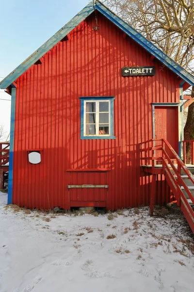 Old vognskja-carriage shed dated 1925 now toalett-toilet building between Torrfiskmuseum-Stockfish Museum and Fiskevaersmuseum-Fishing Village Museum. A i Lofoten-Sorvagen-Moskenesoya-Nordland-Norway. — Stock Image Old Vognskja Carriage Shed Dated 1925 Now Toalett Toilet Building Stock Image