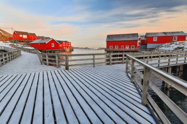 Bir zamanlar mevsimlik balıkçı kulübeleri olan kırmızı kulübeler artık turistlere kapalı. A i Lofoten ana limanı etrafındaki tahta iskeleye bağlı. Sorvagen-Moskenesoya-Nordland-Norveç.