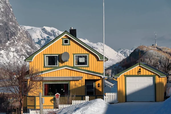 Chalets Jaunes Ville Reine Enneigée Festhaeltinden Akkarviktinden Moskenesoya Sundmannen Flakstadoya — Photo