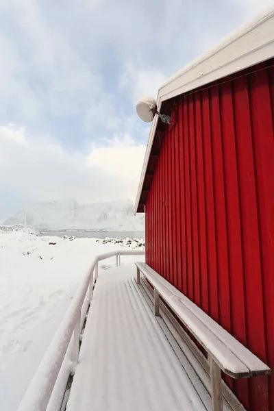 Czerwona Tradycyjna Sezonowa Chatka Rybacka Użytku Turystycznego Montaż Reinebringen Helvete — Zdjęcie stockowe