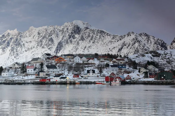 日落时东南方俯瞰雷尼瓦根湾和安多亚岛的渔港至奥斯特瓦斯廷登 布克克森廷登 利兰德斯滕登 费斯廷登山脉 Reine Lofoten Nordland Norway — 图库照片
