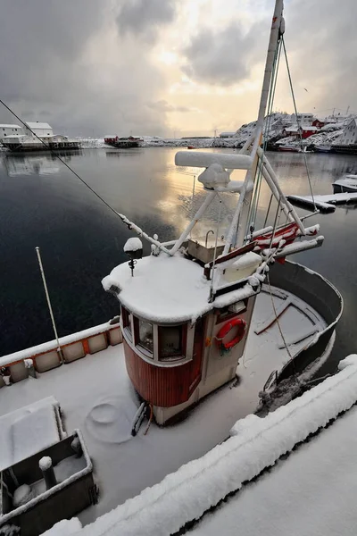 渔船停泊在渔港西侧的木制码头上 白色的渔港仓库 红色的汽笛屋 覆盖着整个港口的大雪 Hamnoy Reine Moskenes Lofoten Nordland Fylke — 图库照片