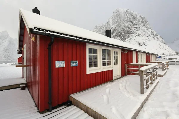 Fortes Chutes Neige Sur Mont Olstinden Festhaeltinden Cabane Pêche Saisonnière — Photo