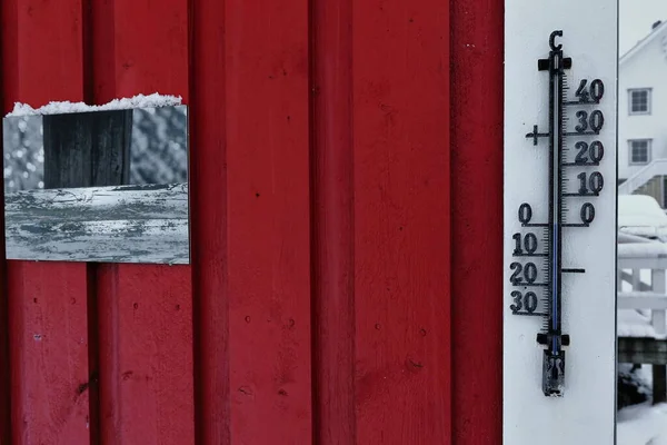 Termometr Ścienny Zerową Temperaturą Czerwonej Ścianie Lub Tradycyjna Sezonowa Chatka — Zdjęcie stockowe