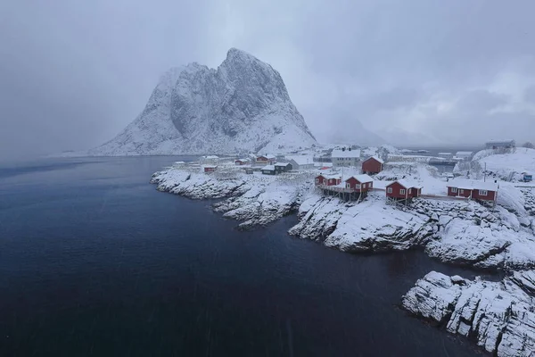 Hamnoy Aldea Pesca Cerca Reine Pueblo Pesado Nevada Rojo Rorbuer —  Fotos de Stock