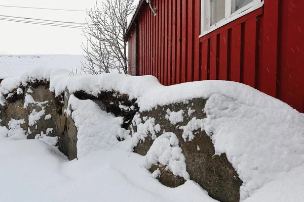 Taş Duvarın Üzerinde Şiddetli Kar Yağışı Kırmızı Ahşap Kazıklı Geleneksel — Stok fotoğraf