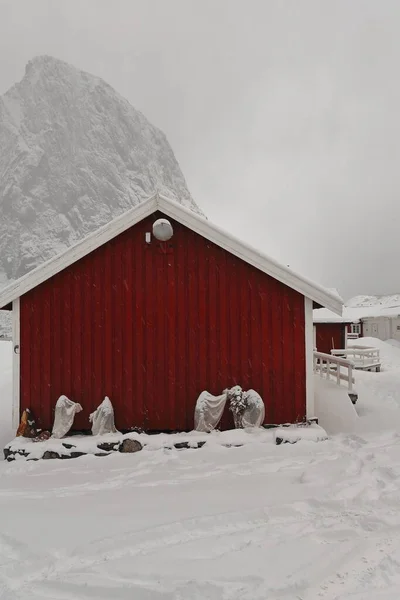 Czerwony Drewniany Rorbuer Pod Intensywnym Opadem Śniegu Tradycyjne Sezonowe Chaty — Zdjęcie stockowe