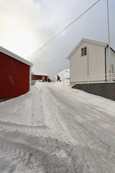 Duże Opady Śniegu Nad Białymi Nowoczesnymi Domkami Czerwonymi Drewnianymi Rorbuer — Zdjęcie stockowe