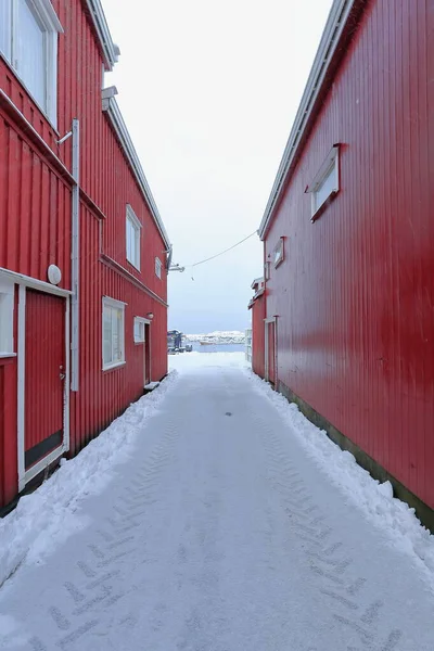 Ίχνη Ελαστικών Στο Χιόνι Στενού Σοκάκι Ανάμεσα Κόκκινες Εντοιχισμένες Αποθήκες — Φωτογραφία Αρχείου