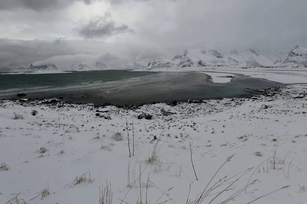 Sewards的雪景覆盖了Ytresand海滩 Sandbotnen海湾 暴风雨的天空 Volandstinden Sautinden Nonstinden Stortinden Flakstadtinden山 Ytresand Moskenesoya — 图库照片