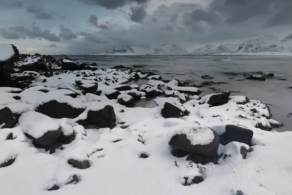 Newards Snö Täckta Ytresand Strand Sandbotnen Bay Stormig Himmel Flakstadtinden — Stockfoto