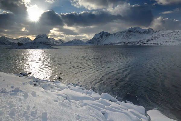 Swwards View Kubbholmen Islet Torsfjorden Selfjorden Φιόρδ Για Χιονισμένα Βουνά — Φωτογραφία Αρχείου