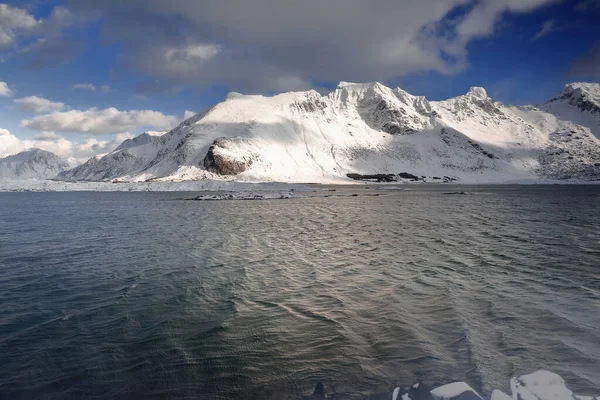 986 Strandveien Torvoya Rambergsvika Spengerleira Bays Flakstadoya Nubben Moltinden Stortinden — 스톡 사진