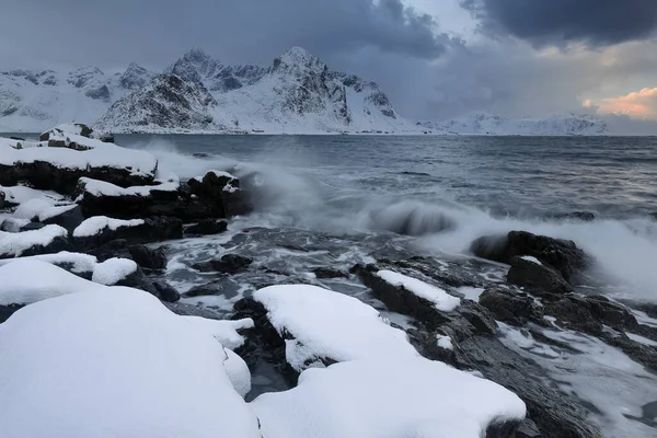 Utsikt Från Vareid Strand Längs Flakstadpollen Bukten Mulstotinden Ytresandheia Vassdalstinden — Stockfoto