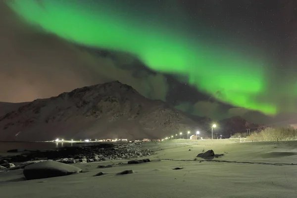 Πράσινα Φώτα Aurora Borealis Φωτίσει Από Την Παραλία Στο Χωριό — Φωτογραφία Αρχείου