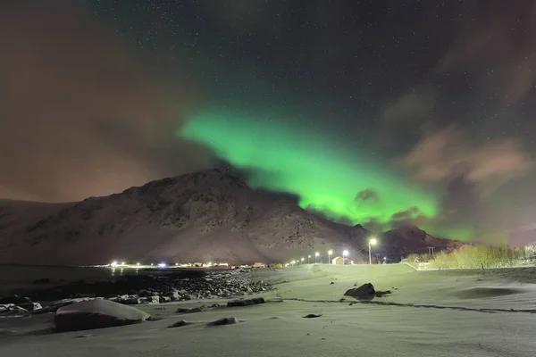 Πράσινα Φώτα Aurora Borealis Φωτίσει Από Την Παραλία Στο Χωριό — Φωτογραφία Αρχείου