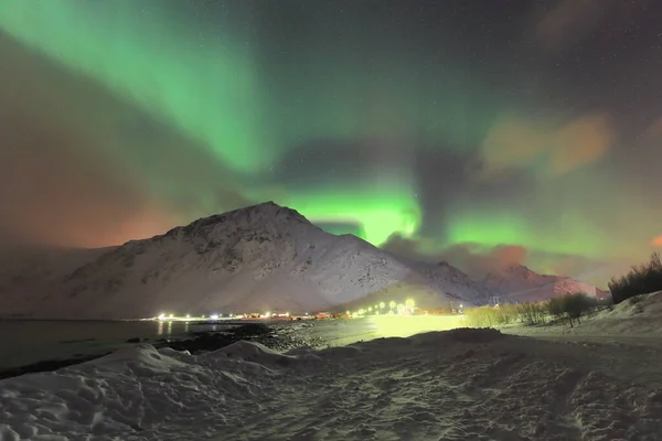 Πράσινα Φώτα Aurora Borealis Φωτίσει Από Την Παραλία Στο Χωριό — Φωτογραφία Αρχείου