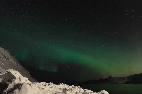 Grönt Ljus Aurora Borealis Lyser Upp Från Mounts Ytresandheia Roren — Stockfoto