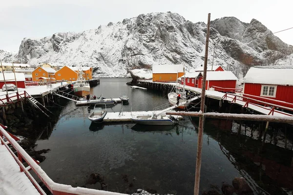 Nusfjord渔村到Bottelvika湾和Nesheia Sultinden山 Flakstadoya Lofoten Nordland Fylke Norway — 图库照片