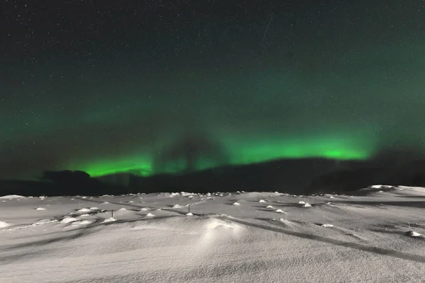 在一个寒冷而安静的夜晚 绿色的北极光从桑德拉瓦河平原和桑德伯纳湾 莫斯科涅索亚岛上Yttresand村的海滩发出光芒 Lofoten Nordland Fylke Norway — 图库照片